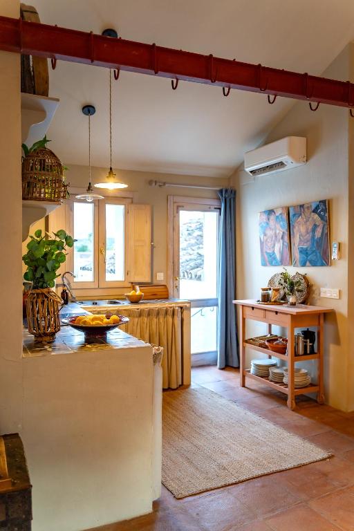 kuchnia ze stołem i blatem w obiekcie Ronda Romántica Lofts w mieście Ronda