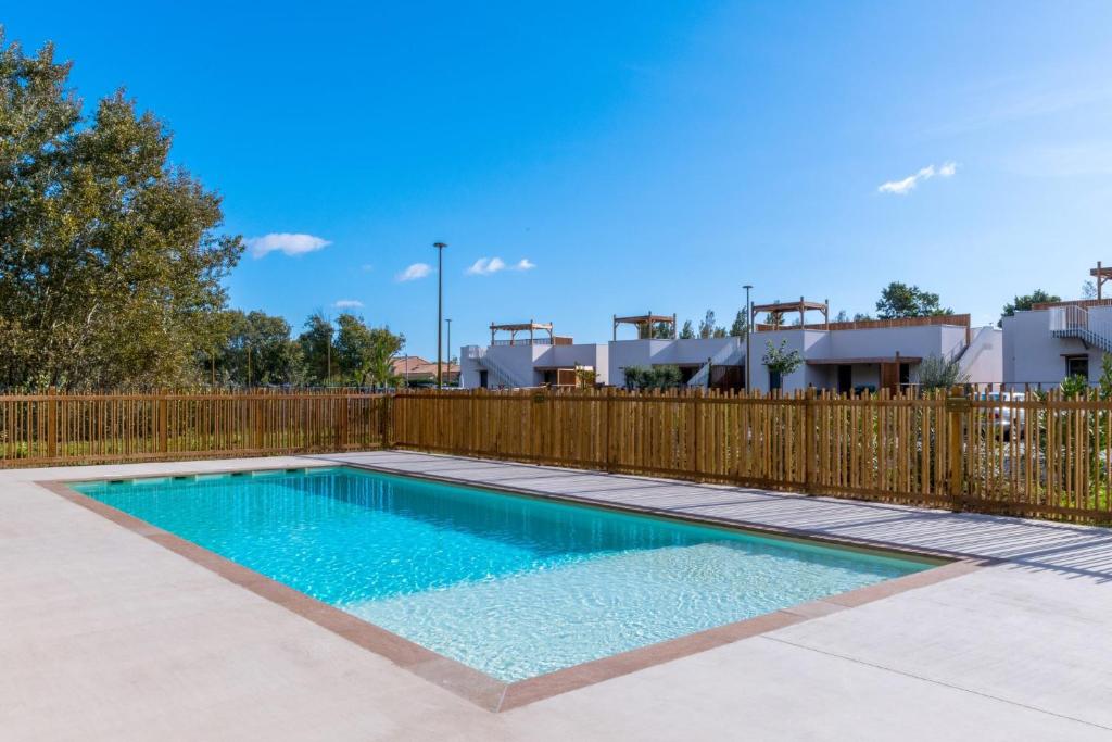 Πισίνα στο ή κοντά στο Apt clim 4 p clim avec piscine et parking 400 m plages- V0775