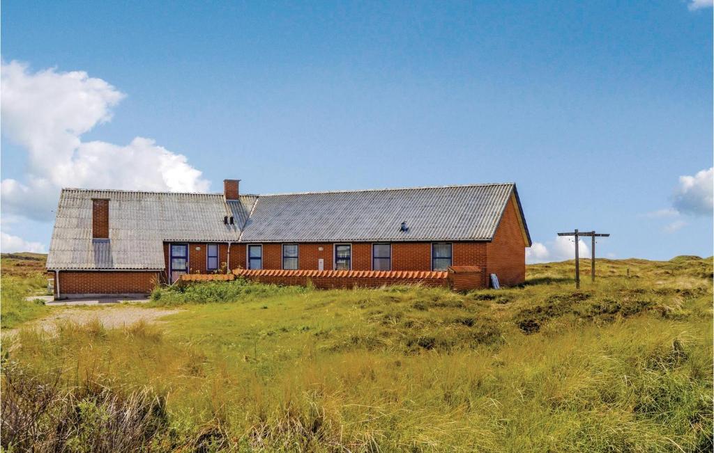 una casa in cima a una collina in un campo di Awesome Home In Thisted With Sauna a Nørre Vorupør