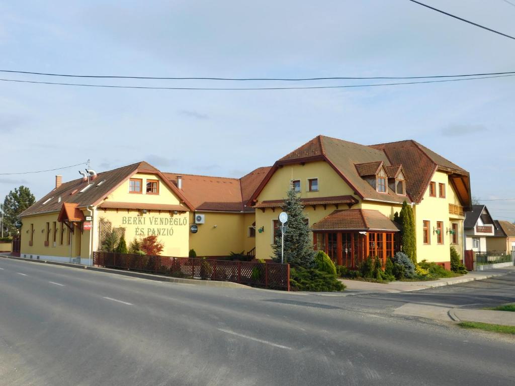 uma fila de casas ao lado de uma rua em Berki Vendéglő és Hotel em Körmend