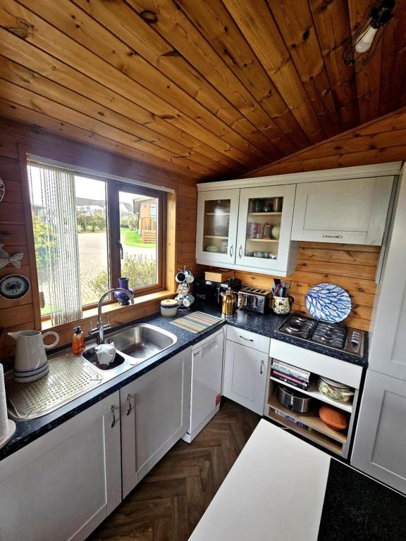 Kuchyň nebo kuchyňský kout v ubytování 3 Bedroom Ocean View Lodge