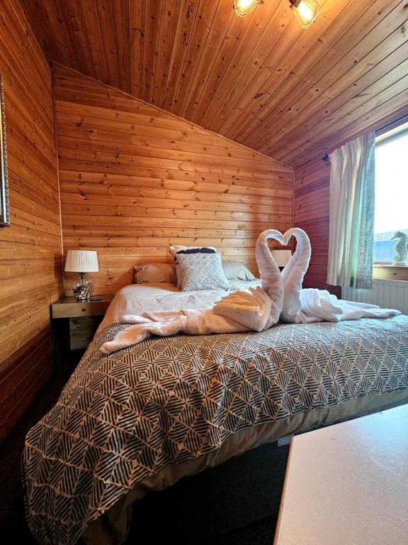 Postel nebo postele na pokoji v ubytování 3 Bedroom Ocean View Lodge