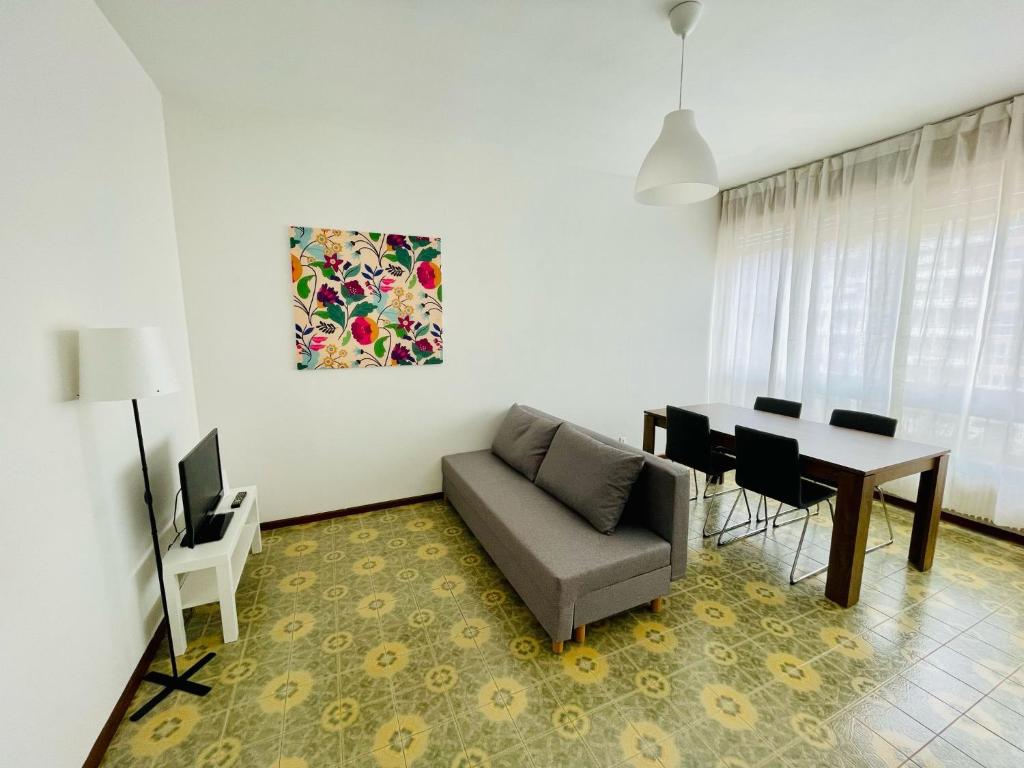 TV a/nebo společenská místnost v ubytování Mamisà appartamento in centro Schio