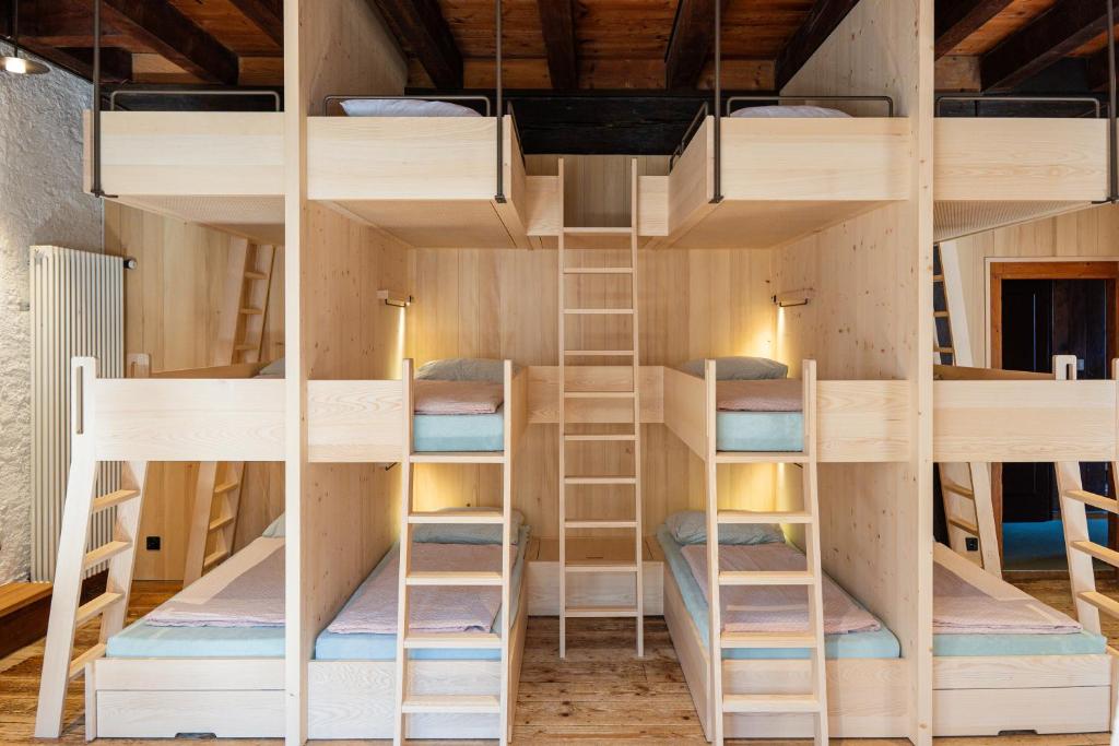 een groep stapelbedden in een kamer bij Mariastein-Rotberg Youth Hostel in Mariastein