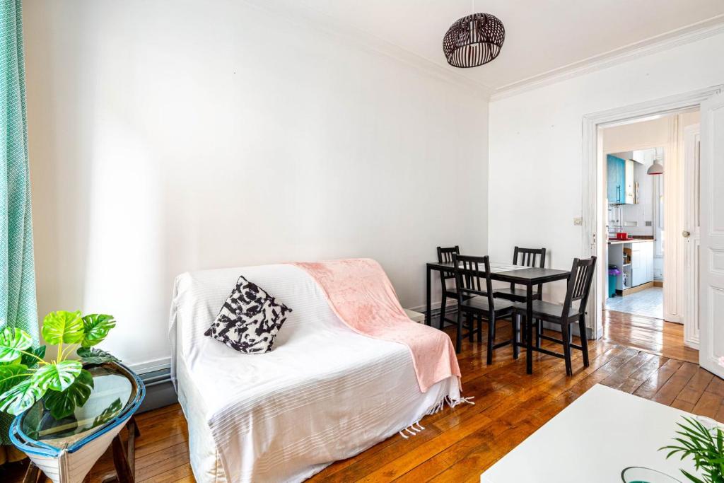 un salon avec un canapé et une table dans l'établissement GuestReady - La Villette Comfort, à Aubervilliers