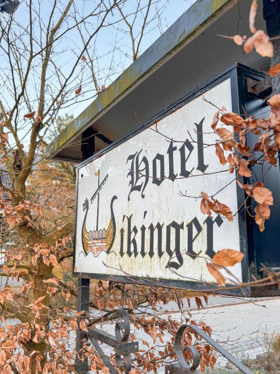 Sijil, anugerah, tanda atau dokumen lain yang dipamerkan di Hotel zum Wikinger