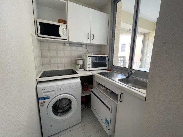 małą kuchnię z pralką i zlewem w obiekcie 053 Indes Galantes C505 w Cap d'Agde