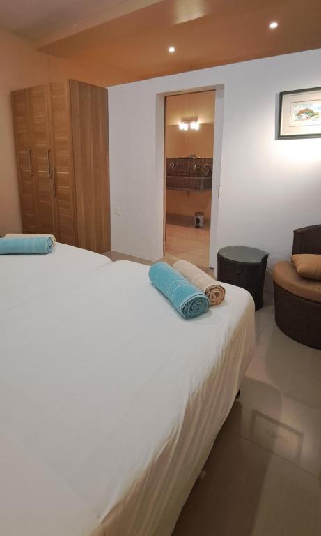 Postel nebo postele na pokoji v ubytování Beachfront Villa Klondike - Private 3-bedrooms