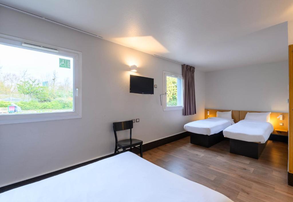 Postel nebo postele na pokoji v ubytování B&B HOTEL Creil Chantilly