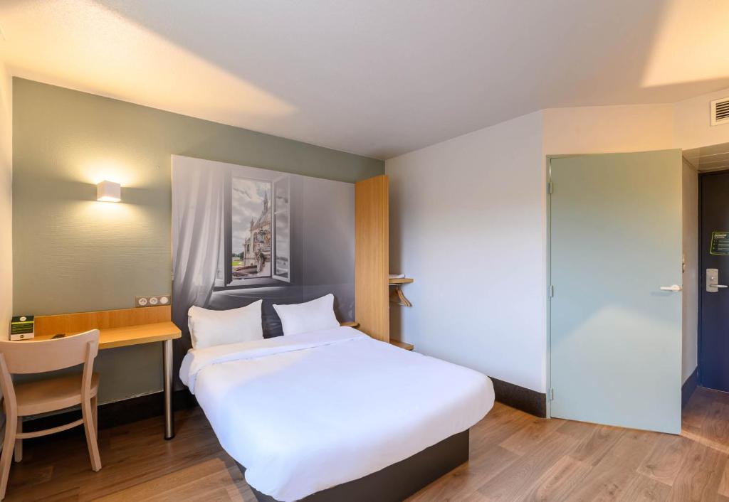 Postel nebo postele na pokoji v ubytování B&B HOTEL Creil Chantilly