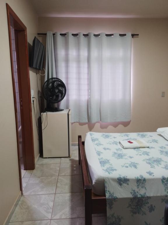 a bedroom with a bed and a window at Hotel Roma Valparaíso de Goiás in Valparaíso de Goiás