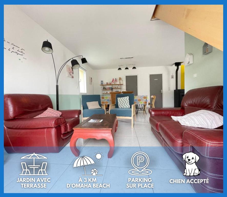 un soggiorno con un divano rosso e un tavolo di Sweet Omaha Belle maison récente lumineuse et cosy bien équipée jardin clos 15 mn à pied plage Omaha Beach et proche de Bayeux & Port en Bessin a Saint-Laurent-sur-Mer