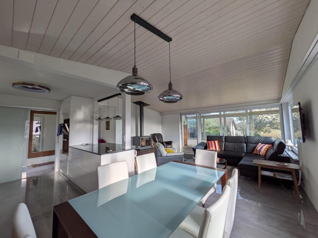 Posezení v ubytování Renovated Villa with HotTub