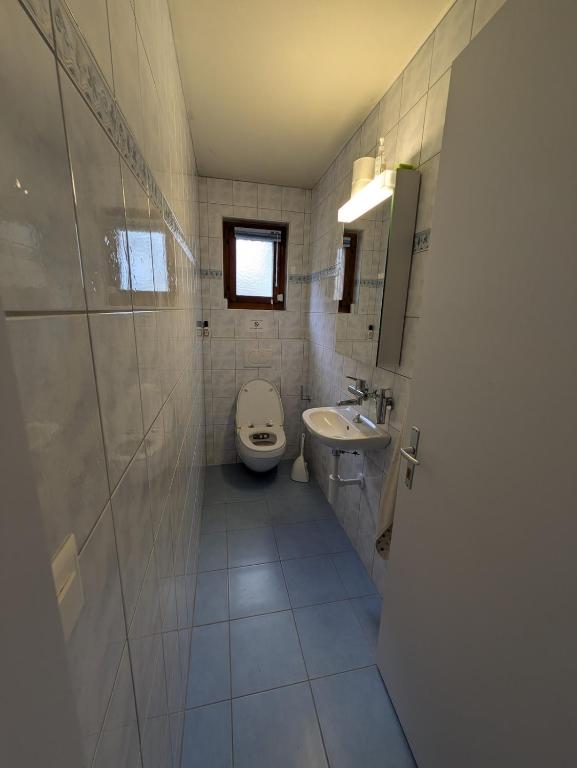 Koupelna v ubytování Renovated Villa with HotTub