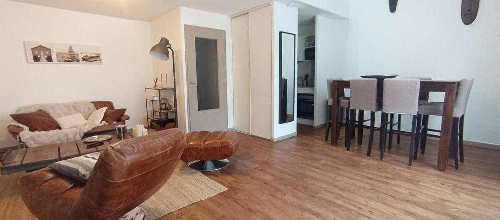 un salon avec un canapé et une table dans l'établissement Le STAND' Gambetta, à Cholet