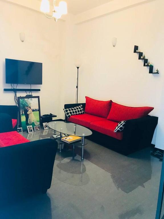 TV a/nebo společenská místnost v ubytování House of Seya