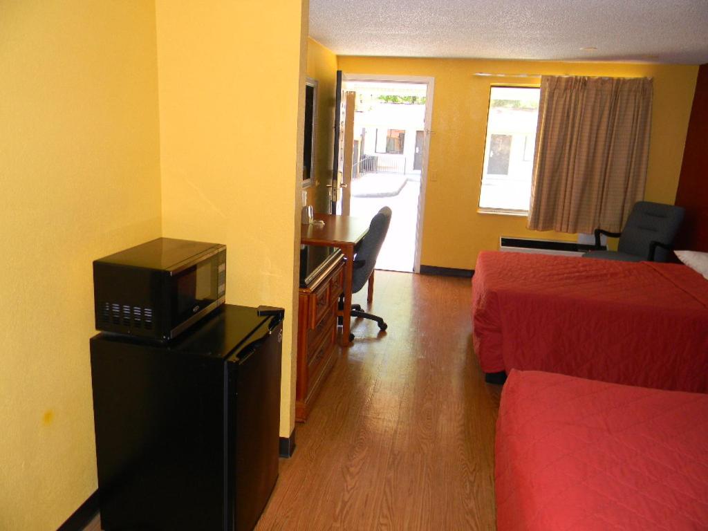 SleepWell Stockbridge - Double Room With Two Double Beds - Non-Smoking