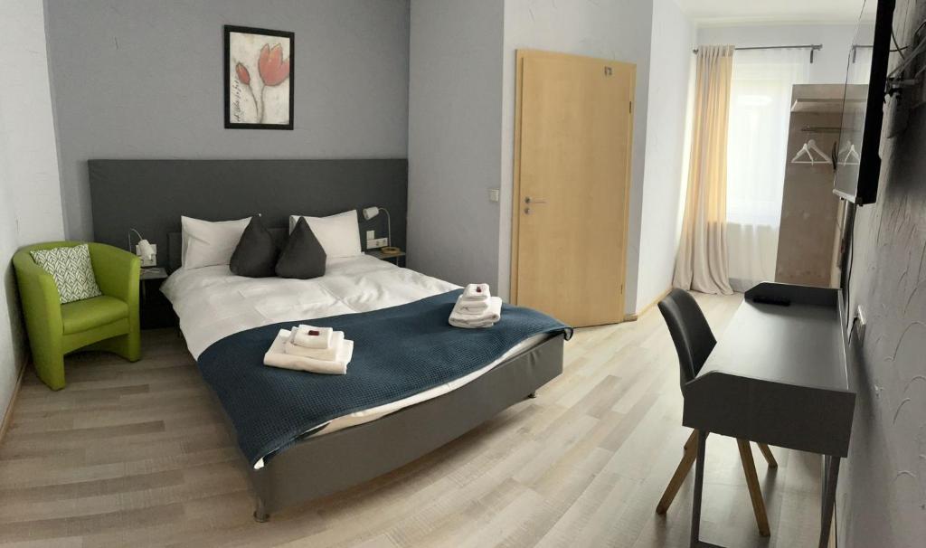 Postel nebo postele na pokoji v ubytování Pension Melsungen vormals Hotel Bartenwetzer