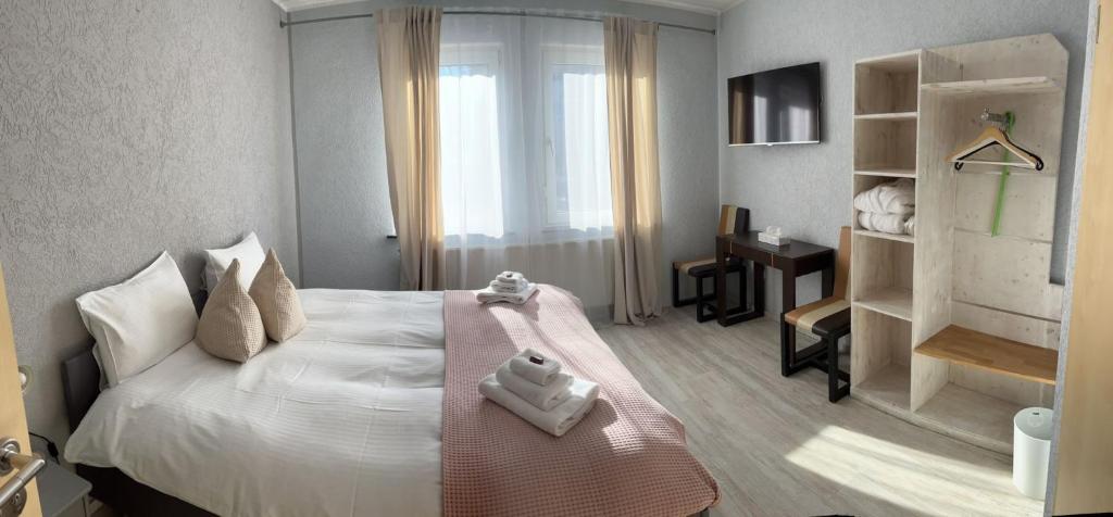 Postel nebo postele na pokoji v ubytování Pension Melsungen vormals Hotel Bartenwetzer
