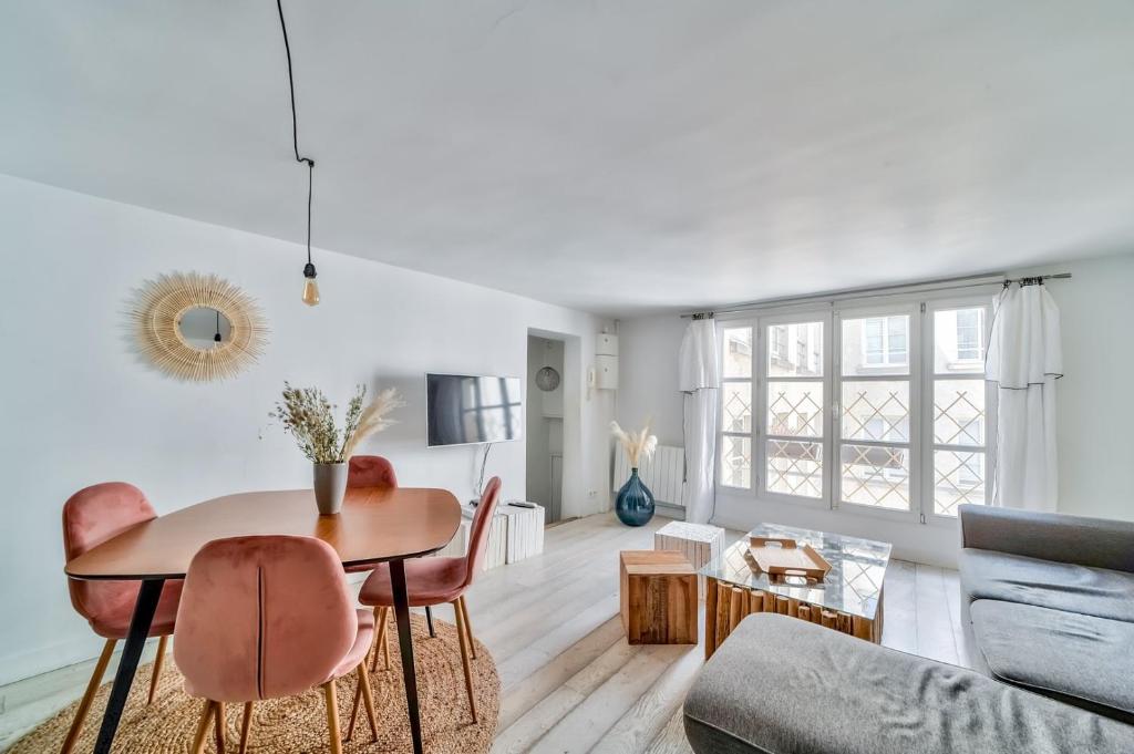 un salon avec une table et un canapé dans l'établissement GuestReady - Elegant 2BR Ap in Saint-Martin, à Paris