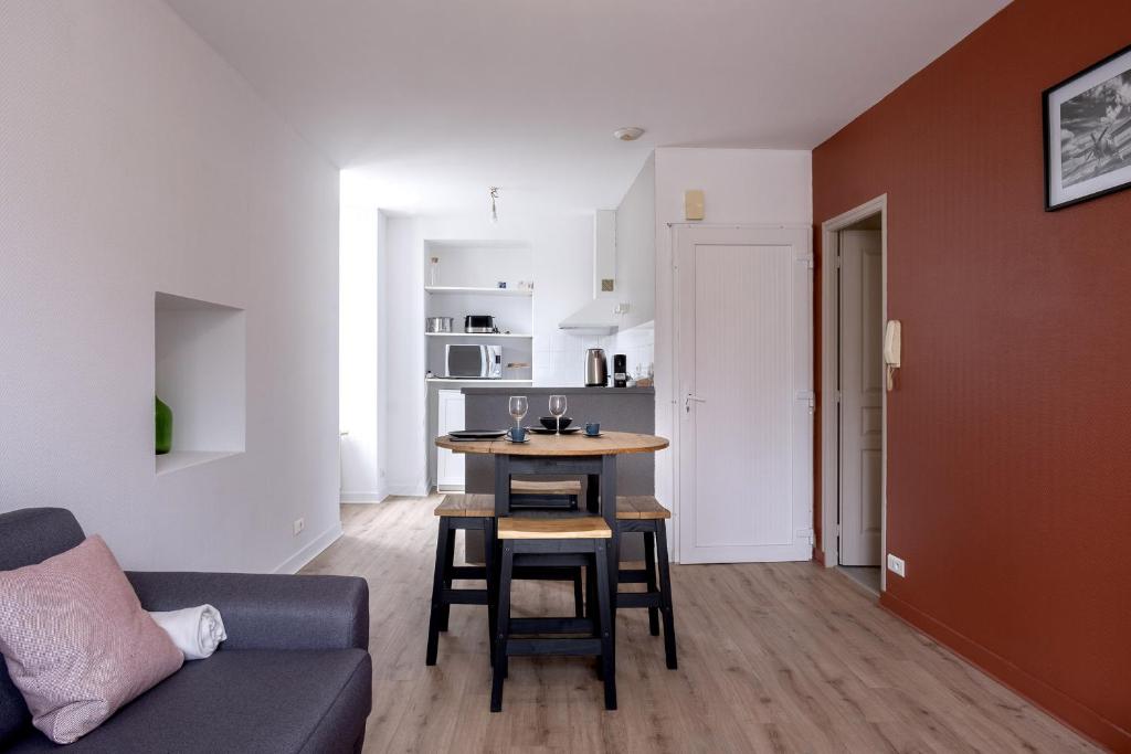 Kuchyňa alebo kuchynka v ubytovaní Gîte Terracotta de Segré ? cuisine ? chambre (lit queen size) ? salon