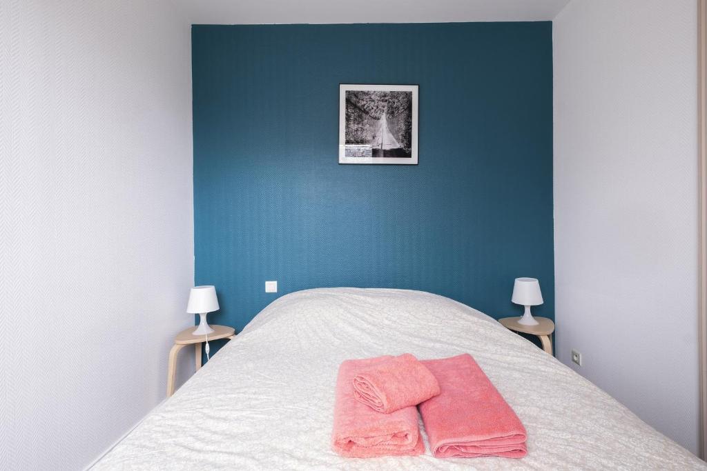 Posteľ alebo postele v izbe v ubytovaní Gîte Terracotta de Segré ? cuisine ? chambre (lit queen size) ? salon