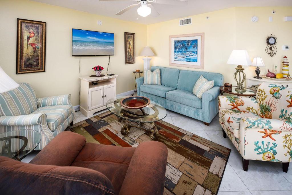 salon z dwiema kanapami i stołem w obiekcie Islander 3004 w mieście Fort Walton Beach