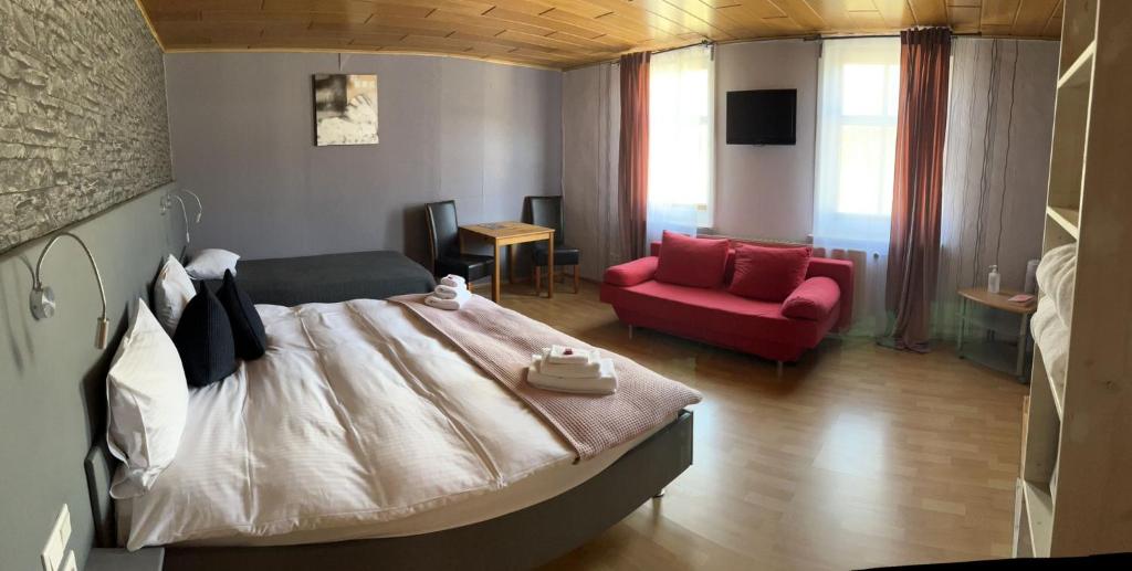 Postel nebo postele na pokoji v ubytování Pension Melsungen vormals Hotel Bartenwetzer