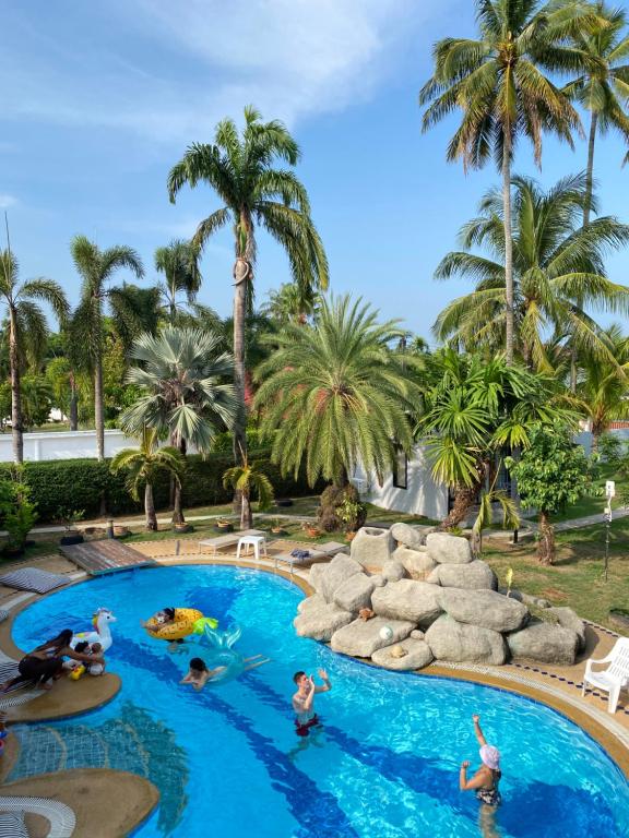 Bazén v ubytování Coconut Wells Phuket nebo v jeho okolí