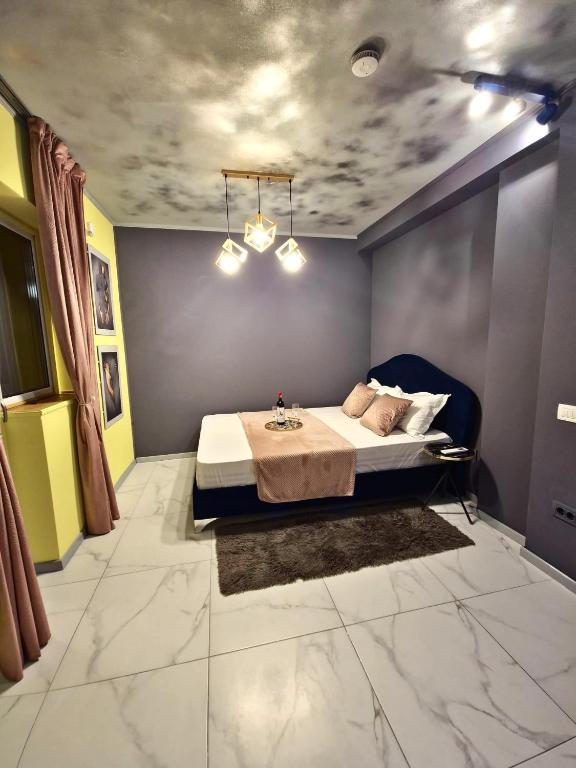 Postel nebo postele na pokoji v ubytování Mogosoaia High Living Studio