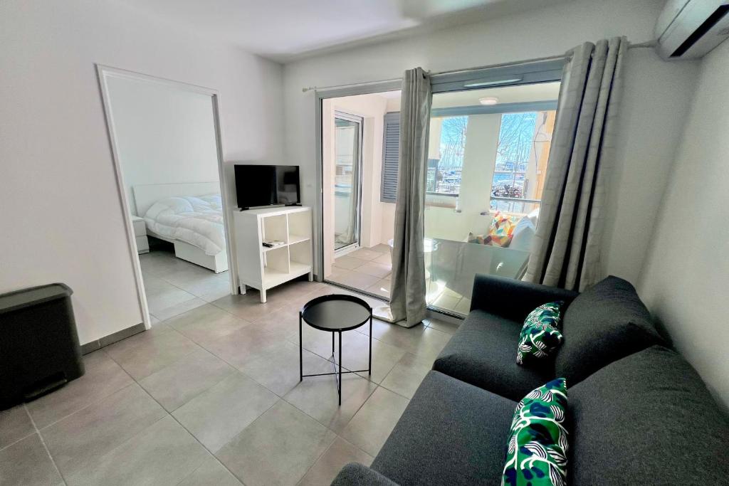 - un salon avec un canapé et une chambre dans l'établissement Golfe-Juan 2 People Facing the Old Port, au Golfe-Juan