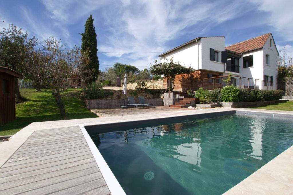 une piscine devant une maison dans l'établissement Authentic-Spacious Villa 5 minutes from Sarlat, à Sarlat-la-Canéda