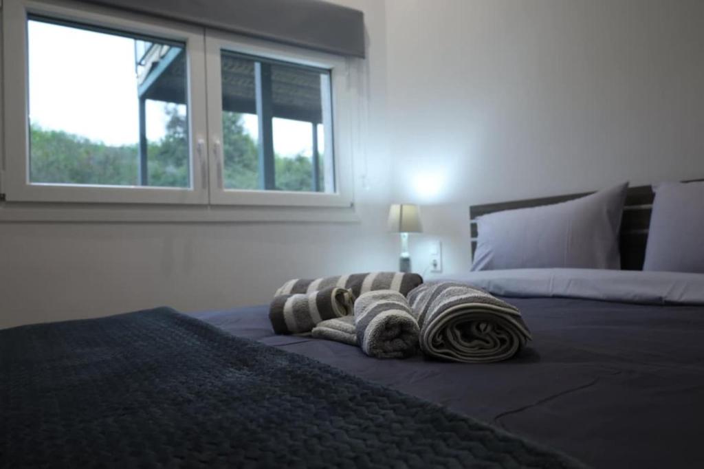 Postel nebo postele na pokoji v ubytování Ariadni Apartment Cozy Escape