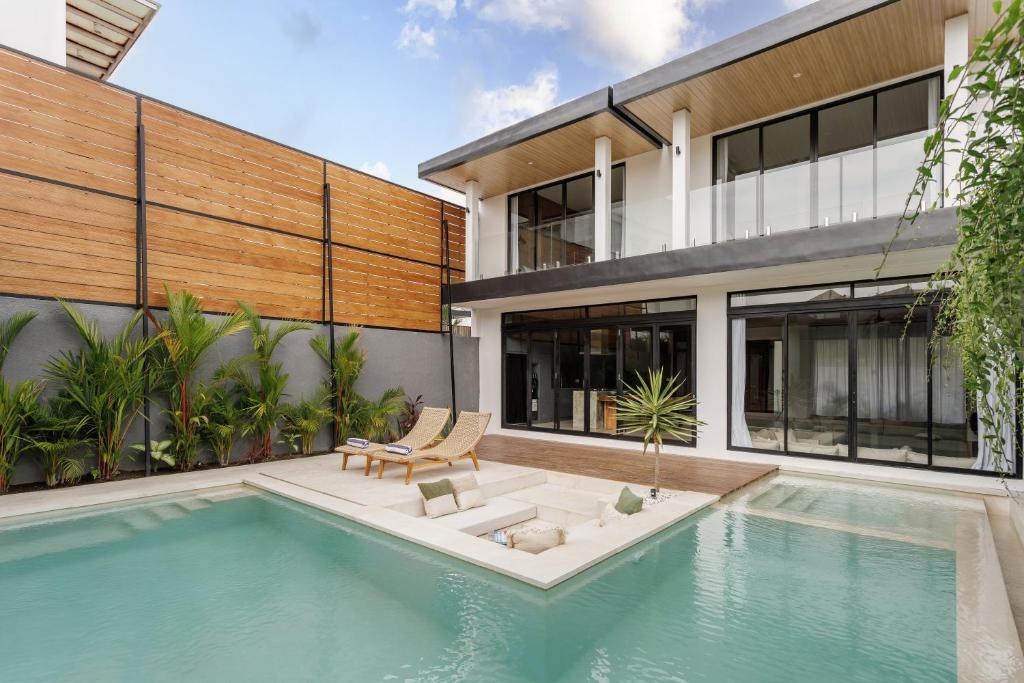 DalungにあるStunning 3-Bedroom Luxury Villa with Private Pool, Netflix, and Amazing Views!の家の前のプール