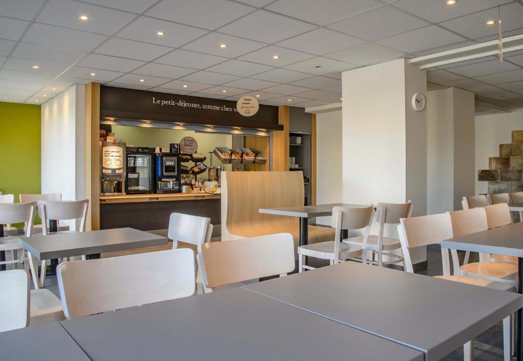 Restaurace v ubytování B&B HOTEL Nîmes Ville Active, parking sécurisé gratuit