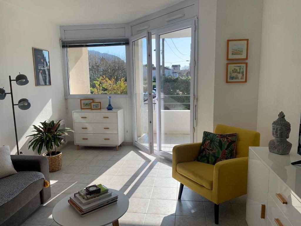 un salon avec un canapé et une chaise dans l'établissement Grand T2 Pointe Rouge plage, à Marseille