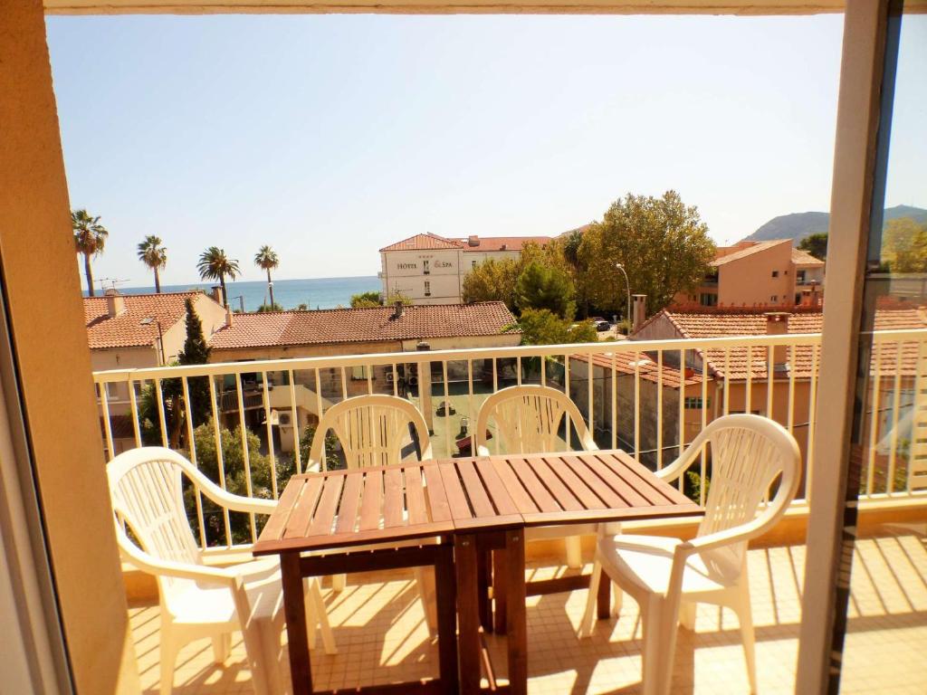une table et des chaises sur un balcon avec vue dans l'établissement A 200 m de la plage, appartement 2 chambres avec terrasse vue mer ! Parking privé, à La Seyne-sur-Mer