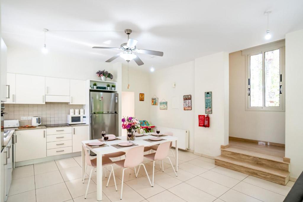 Kuchyň nebo kuchyňský kout v ubytování Villa Venus by Ezoria Villas