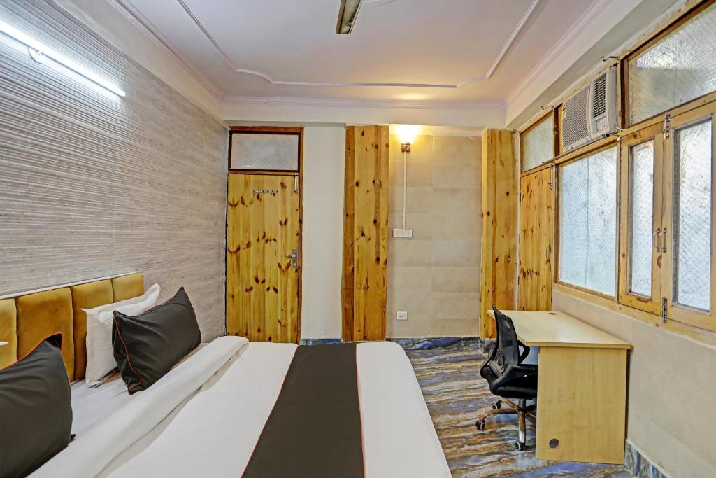 Postel nebo postele na pokoji v ubytování Super Umen Hotel Nearest Sector 66 Noida