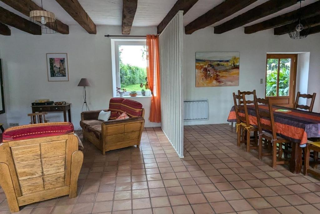 un salon avec un canapé, une table et des chaises dans l'établissement Maison Kalisol, à Pleine-Fougères