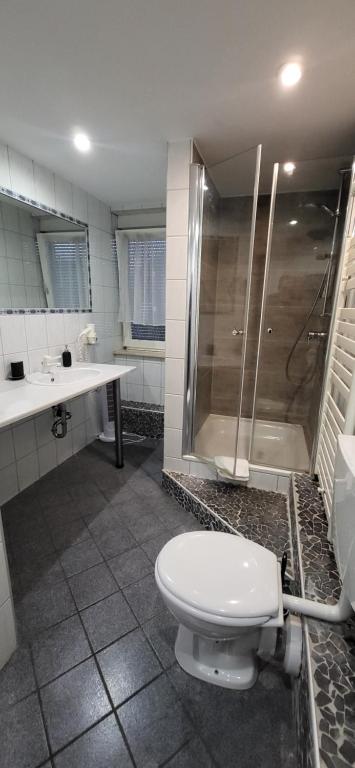 Koupelna v ubytování Pension Melsungen vormals Hotel Bartenwetzer