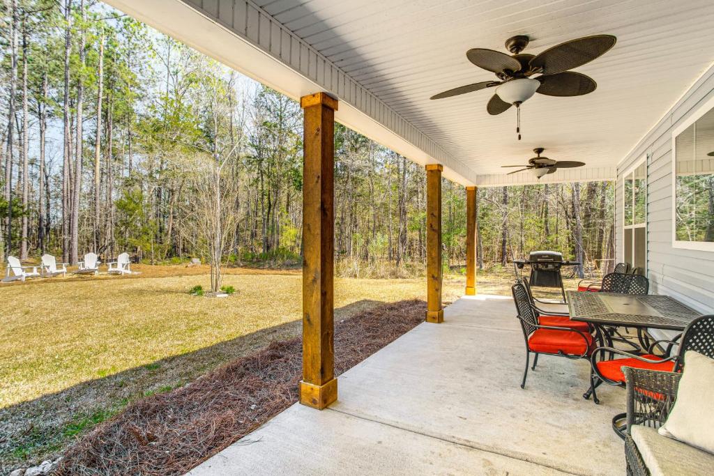 a patio with a ceiling fan and a table and chairs at 4 Mi to Marina and Boat Ramp Lake Murray Getaway! in Chapin