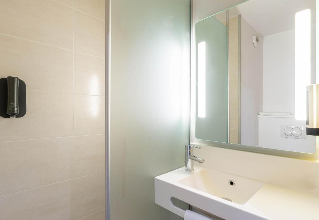 Koupelna v ubytování B&B HOTEL Lyon Ouest Tassin