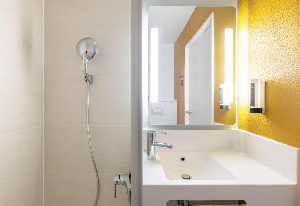 Koupelna v ubytování B&B HOTEL Lyon Ouest Tassin