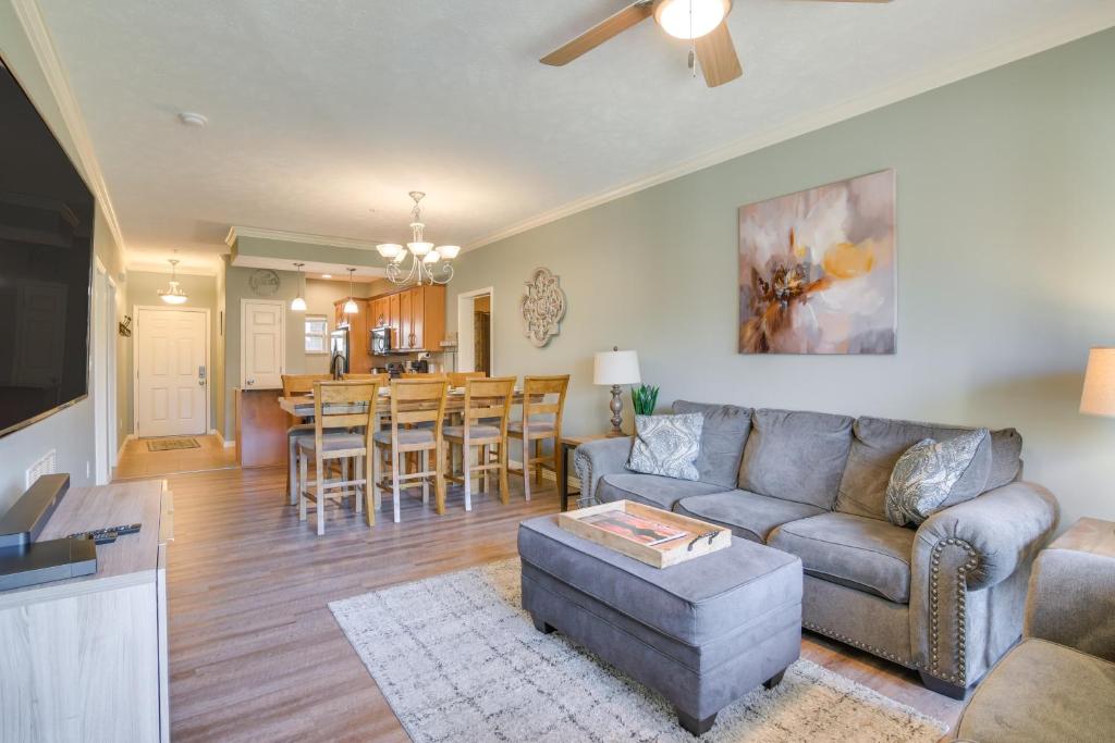 Ruang duduk di 7 Mi to Silver Dollar City! Condo with Lake Access