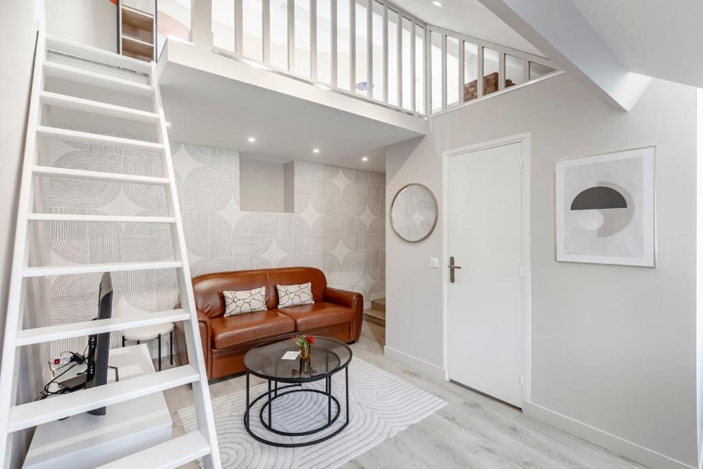un salon avec un escalier et un canapé dans l'établissement A43 Republic # 1BedRoom # Marais # Paris03 # AC, à Paris