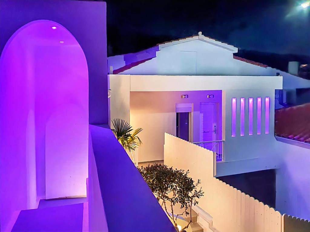 Billede fra billedgalleriet på Etherial Suite with Mountain View Fireplace & Indoor Jetted Tub i Stómion