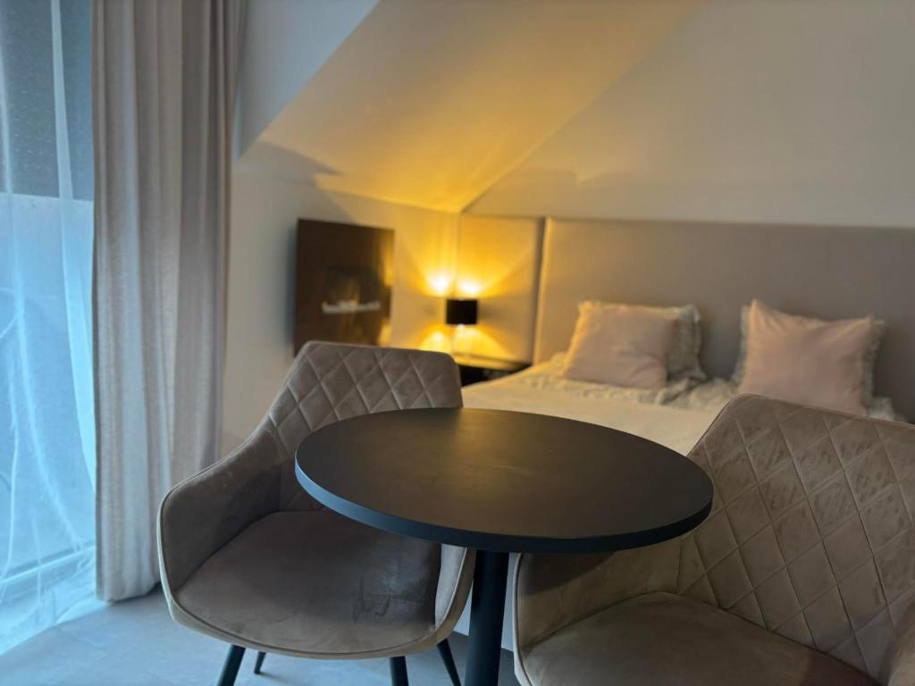 En eller flere senge i et værelse på LaMira Apartment