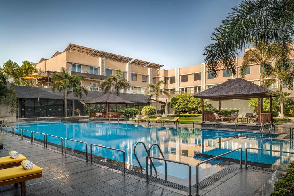Bazén v ubytování Radisson Resort & Spa Kandla nebo v jeho okolí
