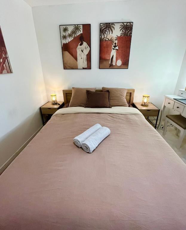 une chambre avec un lit avec une serviette dessus dans l'établissement L'Eden - Hypercentre - 2 pers, au Mans